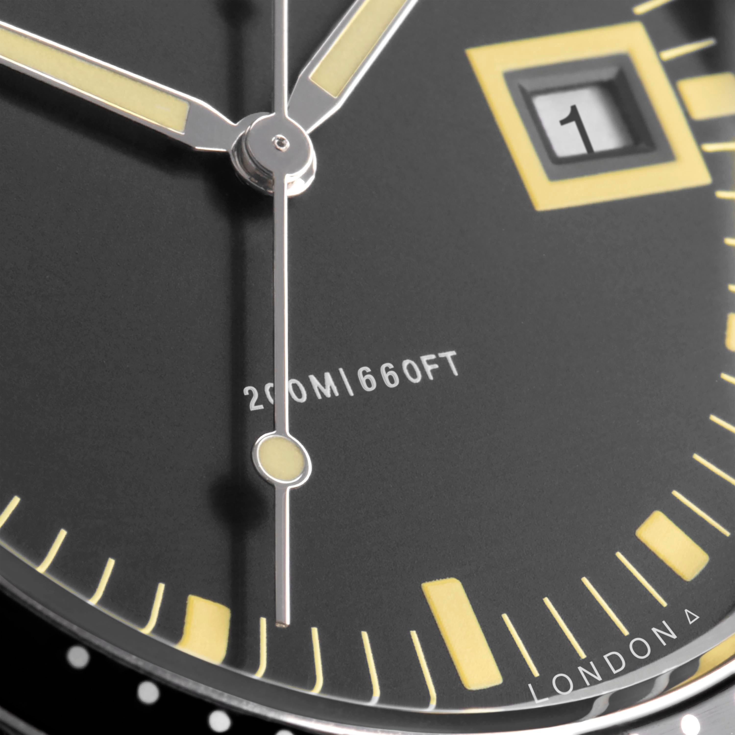 Accurist Dive Men'S Watch | Silver Case & Black Leather Strap With Black Dial | 42Mm | 72001