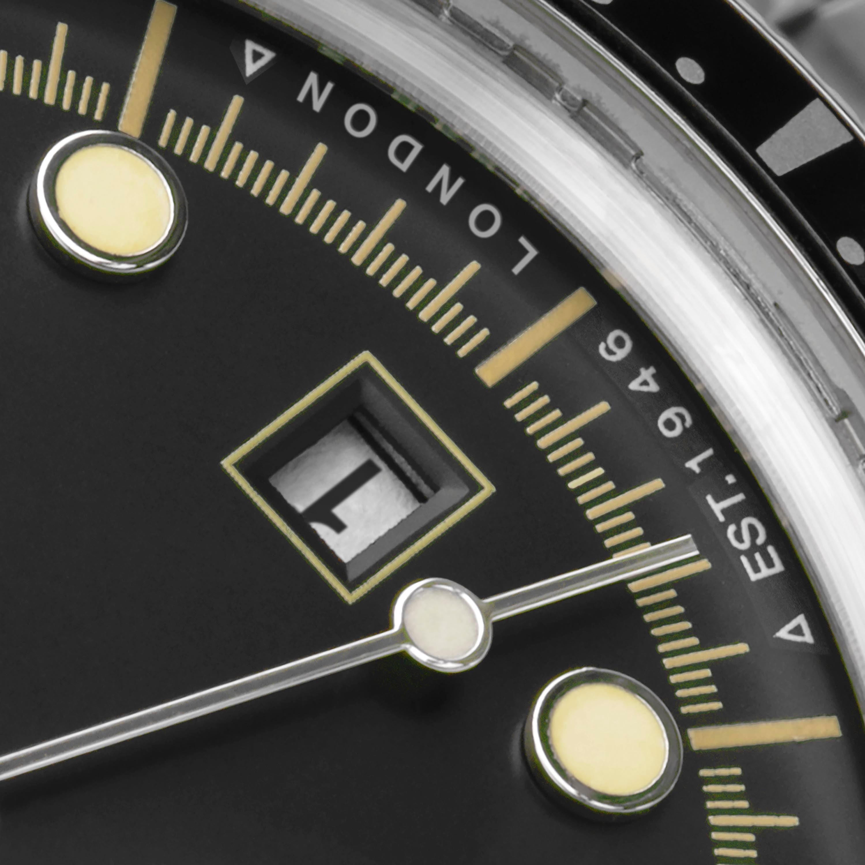 Accurist Dive Men'S Chronograph Watch | Silver Case & Stainless Steel Bracelet With Black Dial | 42Mm | 72005